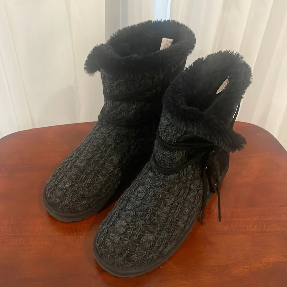 Black/Grey Chenille Short Muk Luks Sweater Boots, size 9